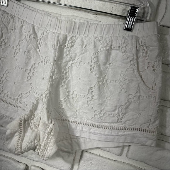 Lilly Pulitzer White Lace Floral Eyelet Shorts Size Medium - Picture 9 of 9